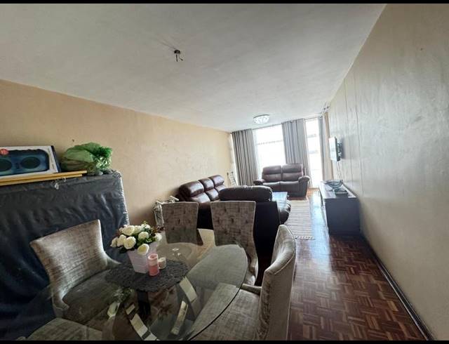 2 BEDROOM APARTMENT FOR SALE IN KENSINGTON